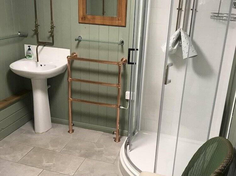 민박 Chalk And Cheese