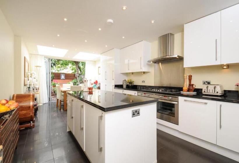مبيت وإفطار Georgiana S Guesthouse