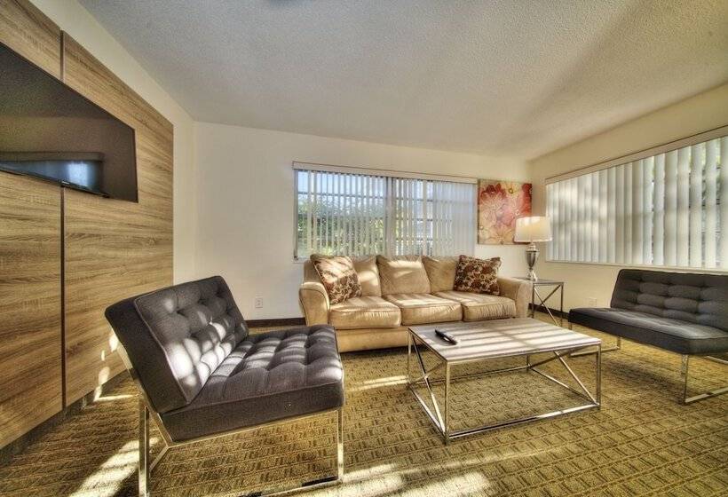 Club Lux Resort By The Beach