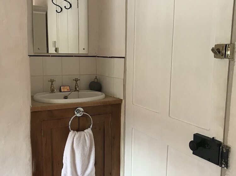 פונדק The Drewe Arms