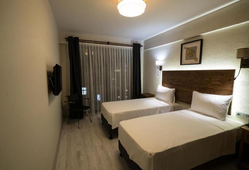 هتل 8 Rooms