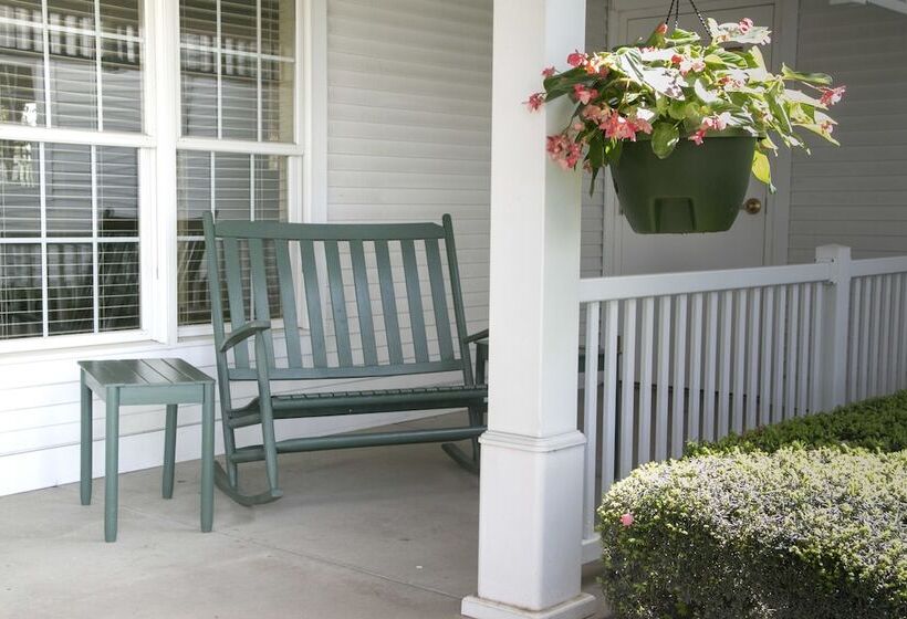 فندق Essenhaus Inn & Conf. Center