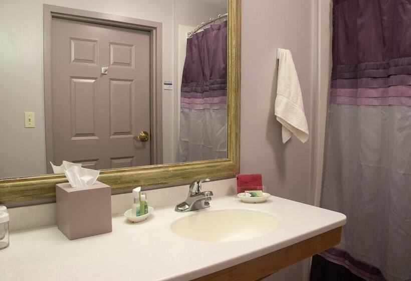 فندق Essenhaus Inn & Conf. Center