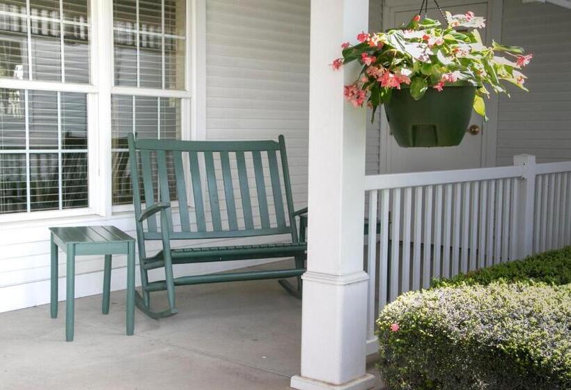 فندق Essenhaus Inn & Conf. Center