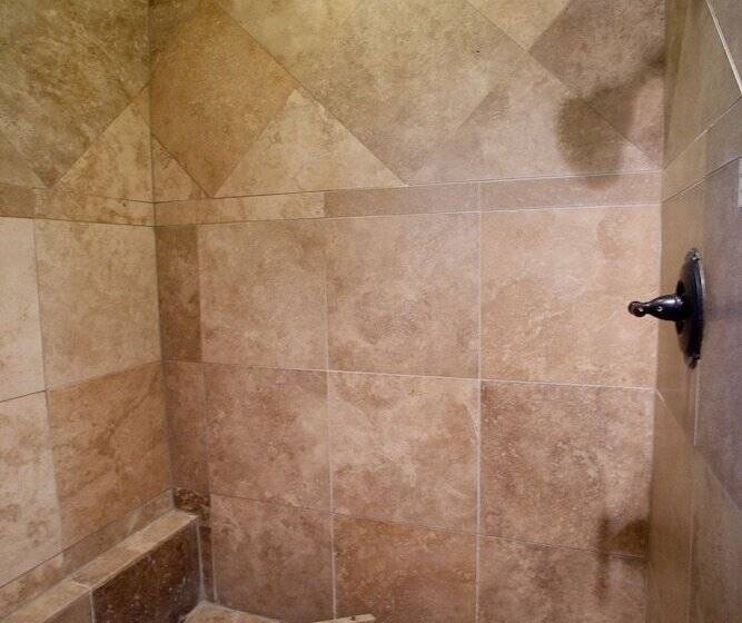 Отель The Winchester Lodge