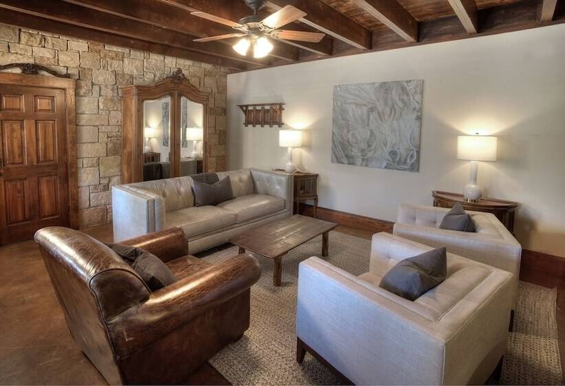 Отель The Winchester Lodge