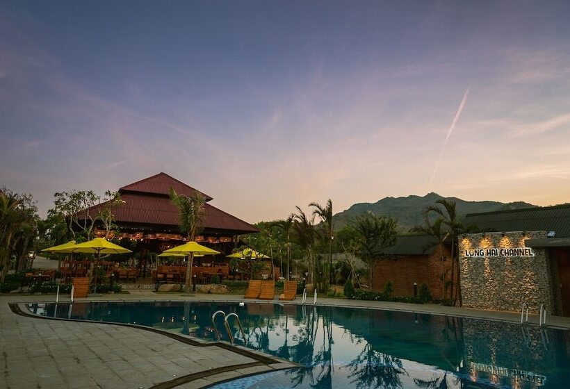 هتل Long Hải Channel Beach Resort