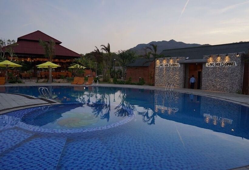 هتل Long Hải Channel Beach Resort