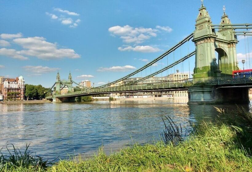 בית מלון כפרי Temple Lodge Club