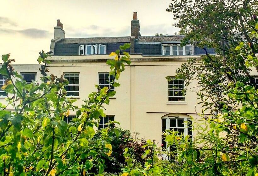 בית מלון כפרי Temple Lodge Club