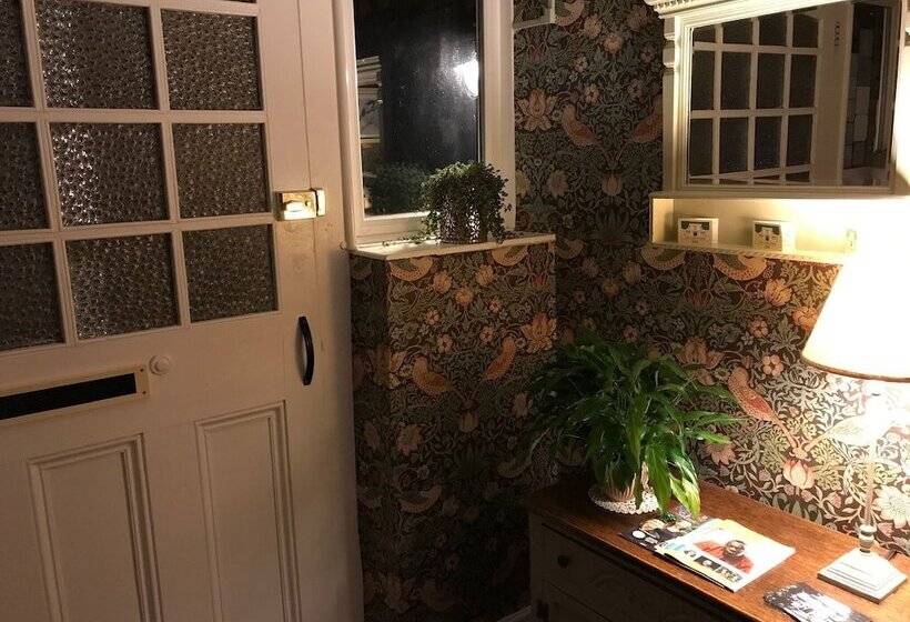 Bed and Breakfast The White House