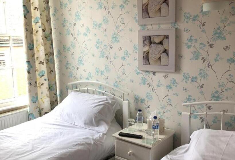 Хостел Chapter Two Bar