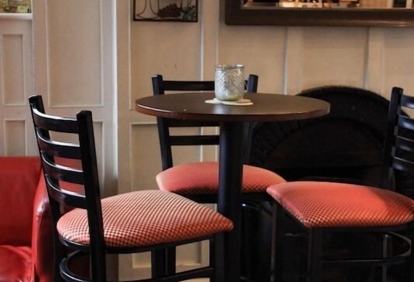 Хостел Chapter Two Bar