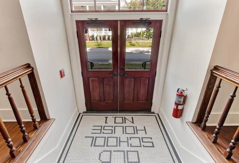 فندق Amelia Schoolhouse Inn