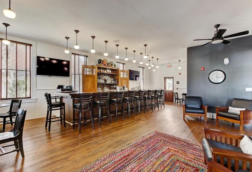 فندق Amelia Schoolhouse Inn