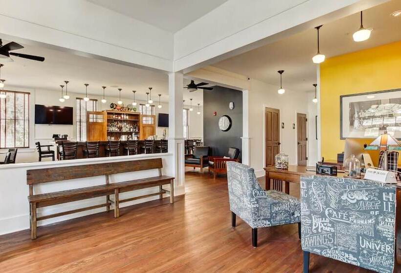 فندق Amelia Schoolhouse Inn