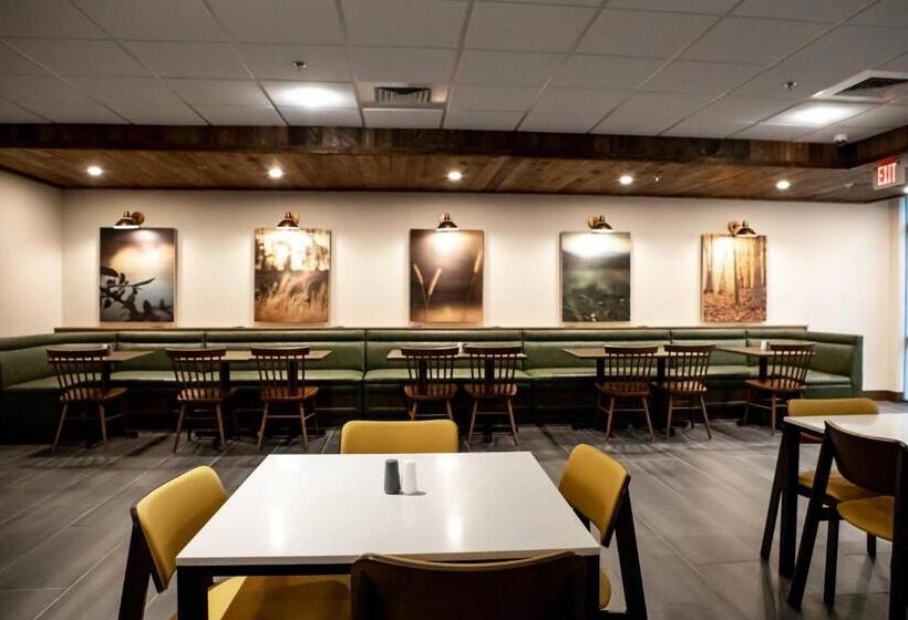 Отель Fairfield Inn & Suites By Marriott Richmond Airport