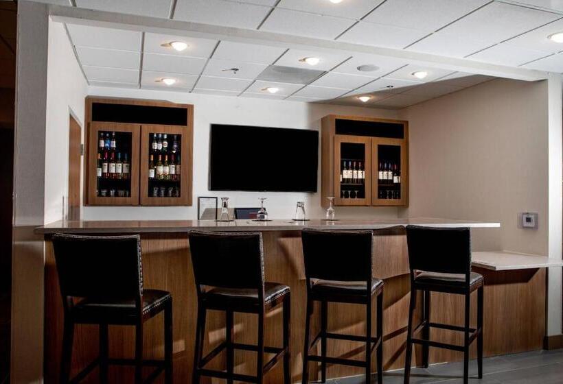 Отель Fairfield Inn & Suites By Marriott Richmond Airport