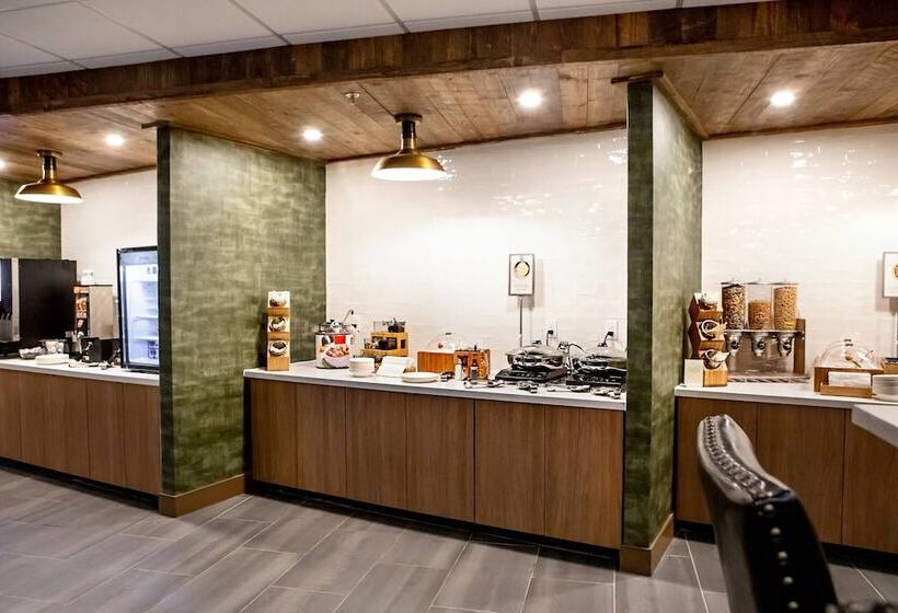 Отель Fairfield Inn & Suites By Marriott Richmond Airport