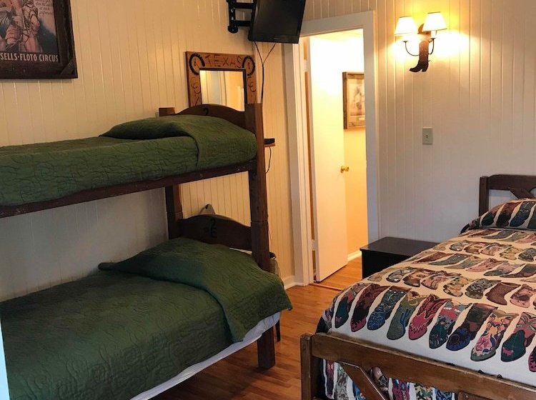 בית מלון כפרי Twin Elm Guest Ranch