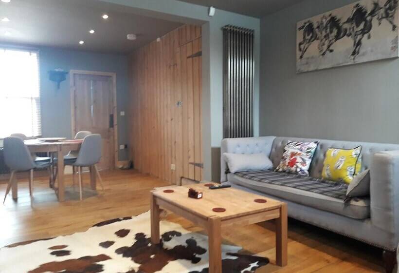 Simpsons Cottage   Grove Road Cottages