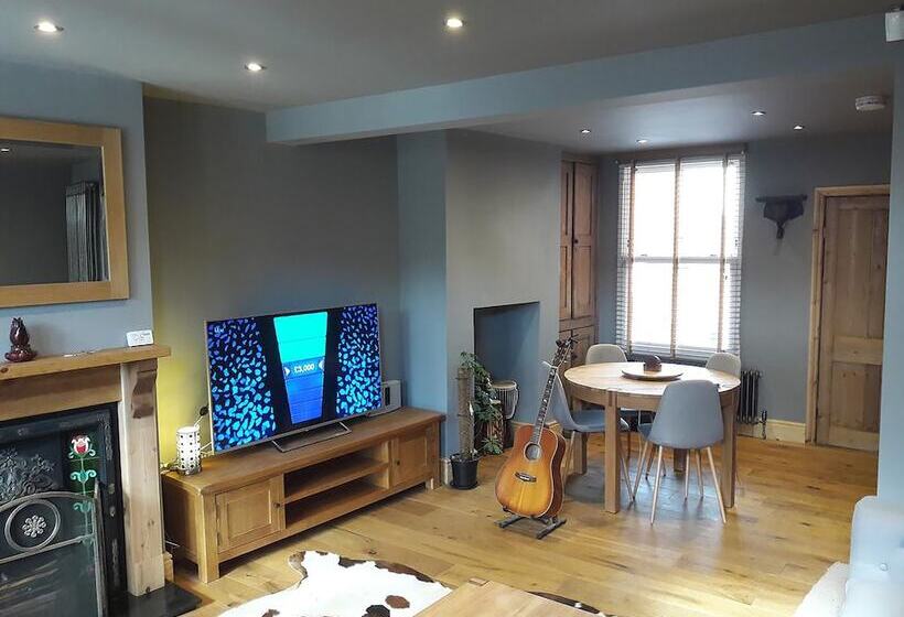 Simpsons Cottage   Grove Road Cottages