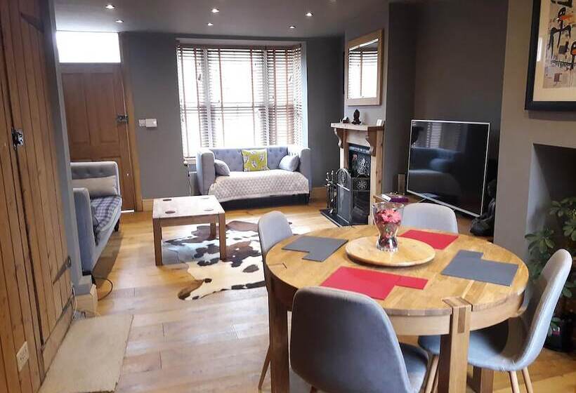 Simpsons Cottage   Grove Road Cottages