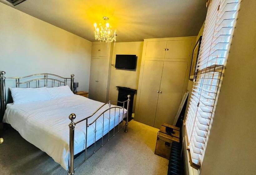 Simpsons Cottage   Grove Road Cottages