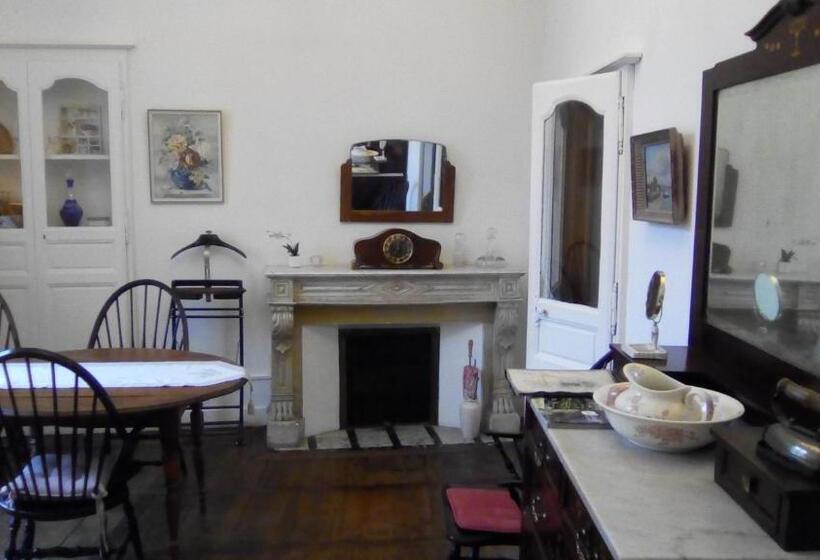 تختخواب و صبحانه La Maison Du Notaire Royal