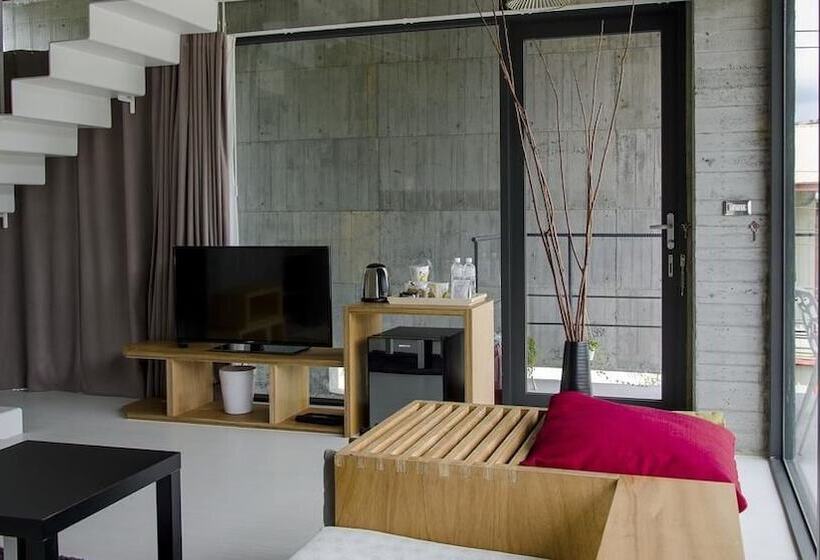 تختخواب و صبحانه One House