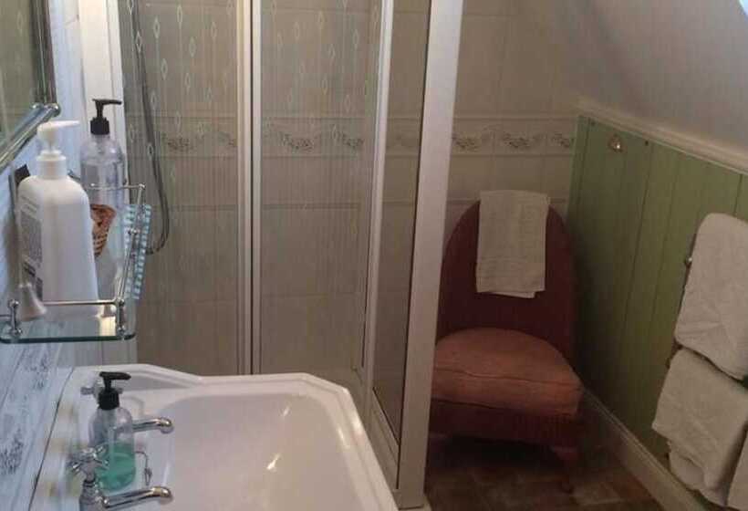 Hillcrest House Bed & Breakfast