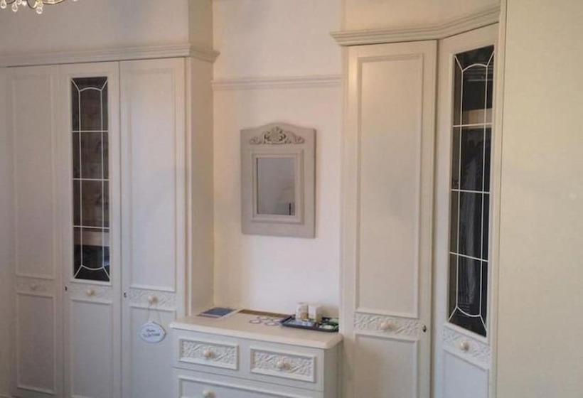 Hillcrest House Bed & Breakfast