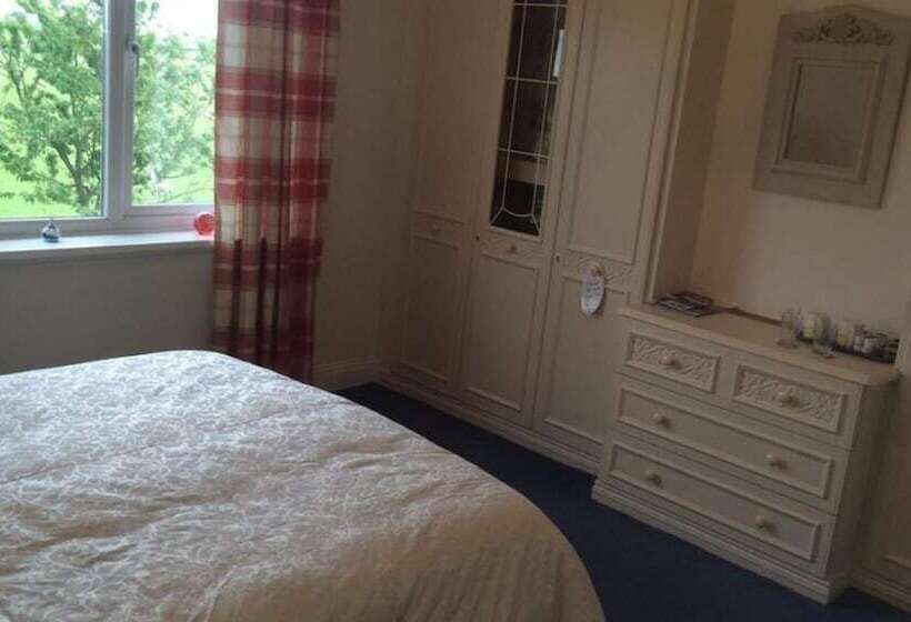 Hillcrest House Bed & Breakfast