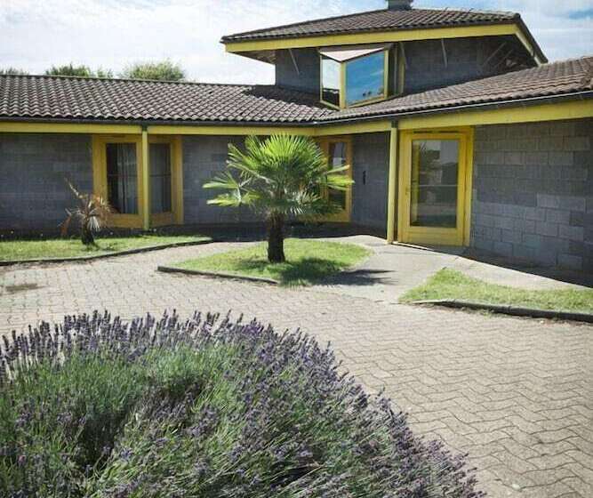 בית מלון כפרי Domaine Château De Sainte Croix