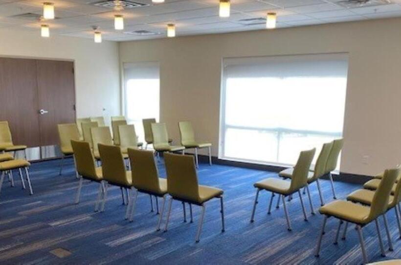 Отель Holiday Inn Express & Suites Warrensburg North, An Ihg