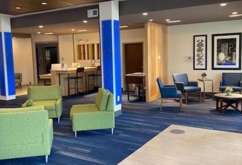 Отель Holiday Inn Express & Suites Warrensburg North, An Ihg