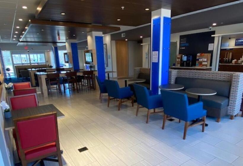 Отель Holiday Inn Express & Suites Warrensburg North, An Ihg