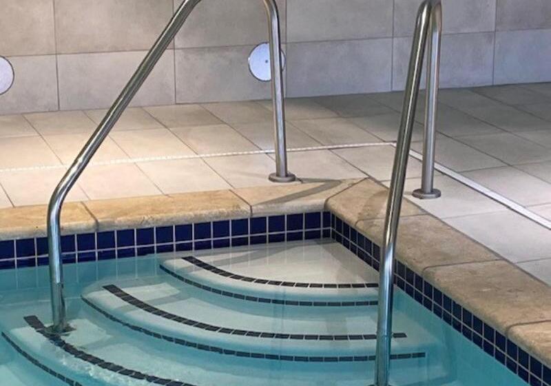 Отель Holiday Inn Express & Suites Warrensburg North, An Ihg