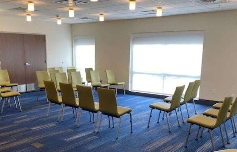 Отель Holiday Inn Express & Suites Warrensburg North, An Ihg