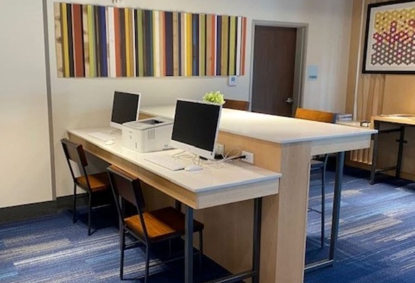 Отель Holiday Inn Express & Suites Warrensburg North, An Ihg