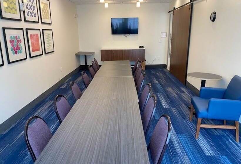 Отель Holiday Inn Express & Suites Warrensburg North, An Ihg