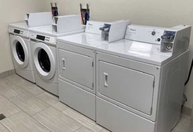 Отель Holiday Inn Express & Suites Warrensburg North, An Ihg