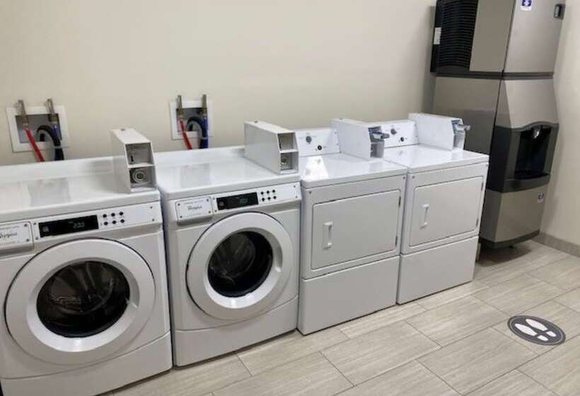 Отель Holiday Inn Express & Suites Warrensburg North, An Ihg