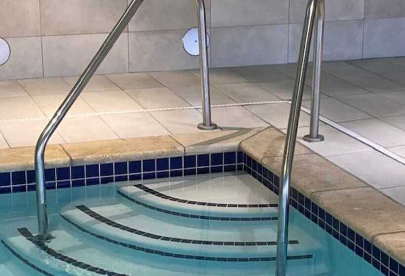 Отель Holiday Inn Express & Suites Warrensburg North, An Ihg