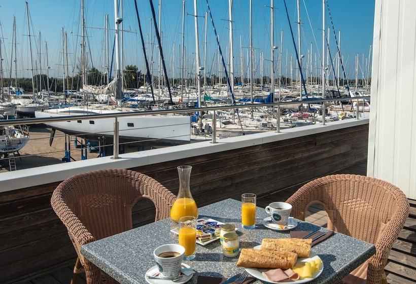 Отель Hôtel Les Trois Voiles