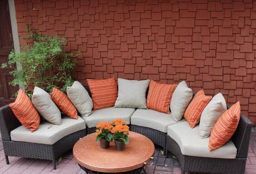 Lady Geneva Bed & Breakfast