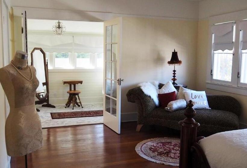 Lady Geneva Bed & Breakfast