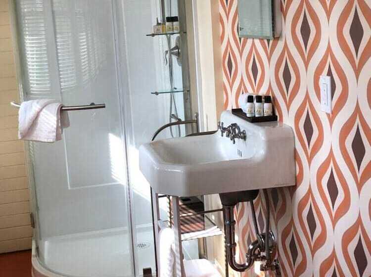 Lady Geneva Bed & Breakfast