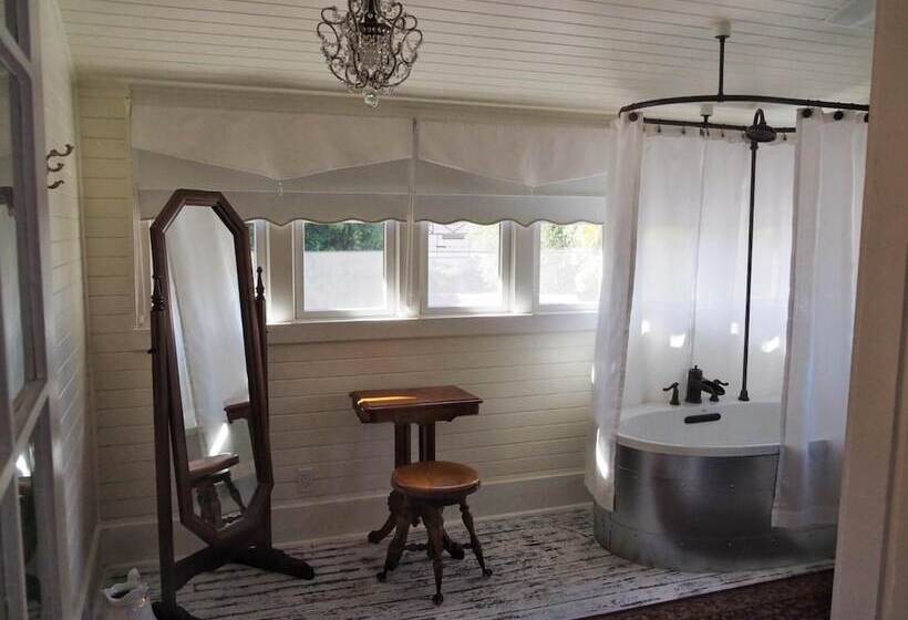 Lady Geneva Bed & Breakfast