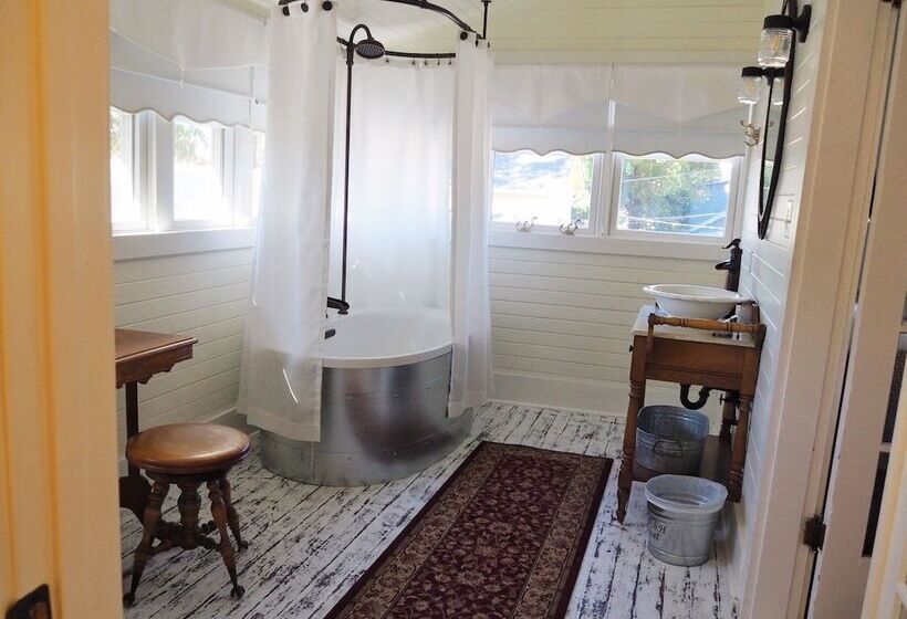 Lady Geneva Bed & Breakfast